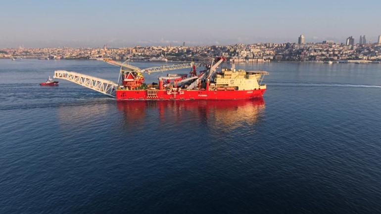 Dev boru döşeme gemisi İstanbul Boğazından geçti