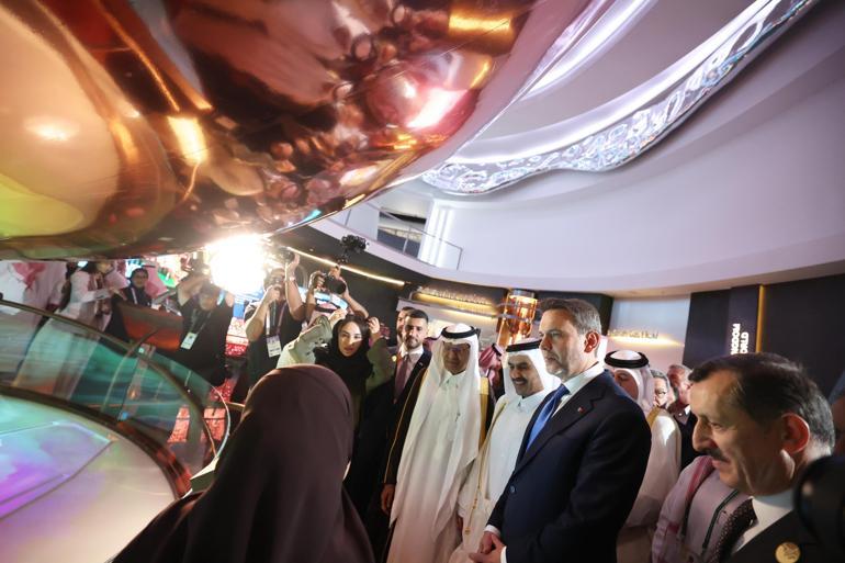 Bakan Bayraktar, Suudi Arabistan Enerji Bakanı Al Saud ile fuar açılışı yaptı