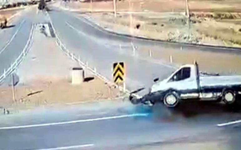 MHP Milletvekili Karakoçun yaralandığı kaza anı kamerada