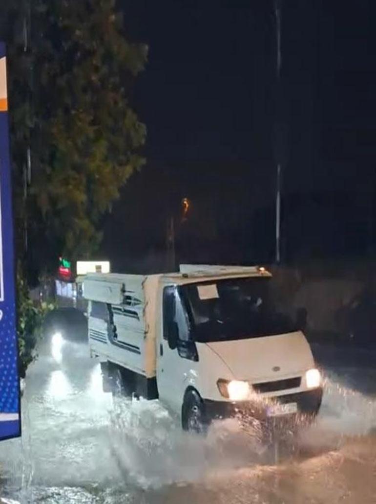 Malatyada sağanak nedeniyle yollarda su birikintileri oluştu