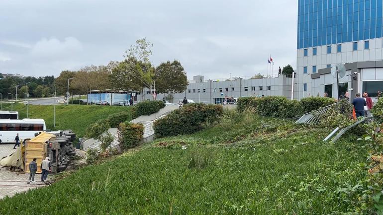 Eyüpsultan’da 2 araca çarpan hafriyat kamyonu İSKİ’nin bahçesine düştü: 2 yaralı