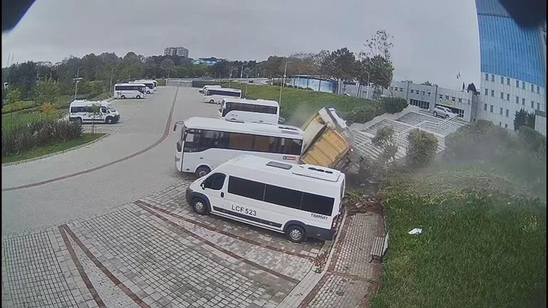 Eyüpsultan’da 2 araca çarpan hafriyat kamyonunun İSKİ’nin bahçesine düştüğü anlar kamerada