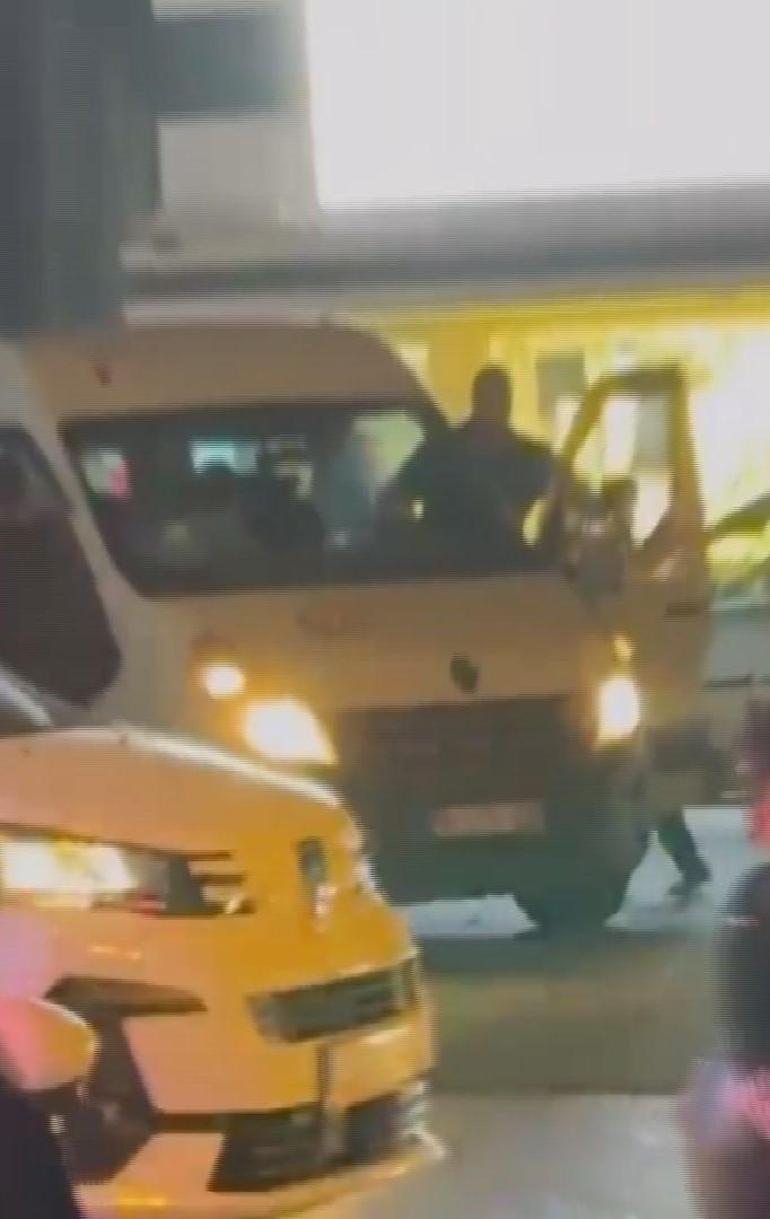 Bağcılarda trafikte midibüs şoförünü tehdit eden sürücü kamerada