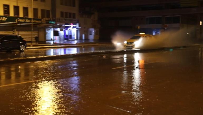 İzmir’de sağanak etkili oldu