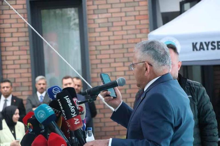 Bakan Göktaş, Kayseri’deki programına hava muhalefeti nedeniyle cep telefonuyla katıldı