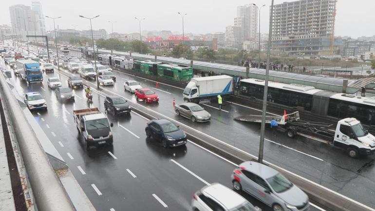 Beylikdüzünde kamyonet, metrobüs bariyerine çarptı; trafik yoğunluğu oluştu