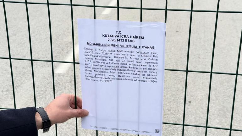 Hak sahibi davayı kazandı, caddenin bir bölümü çitle kapatıldı