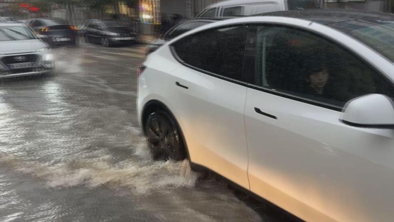 Kağıthane ve Sarıyerde yollar göle döndü; araçlar suyun içinde kaldı