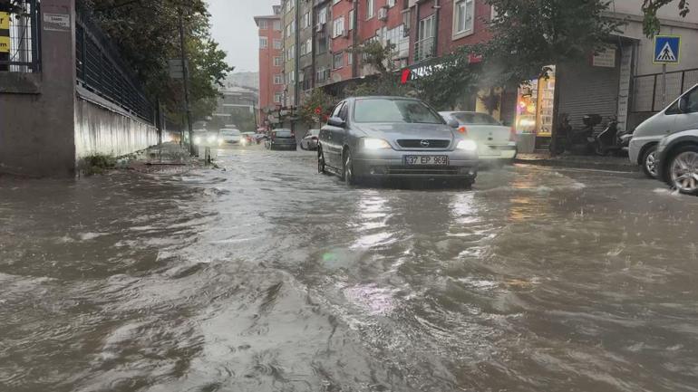 Kağıthane ve Sarıyerde yollar göle döndü; araçlar suyun içinde kaldı