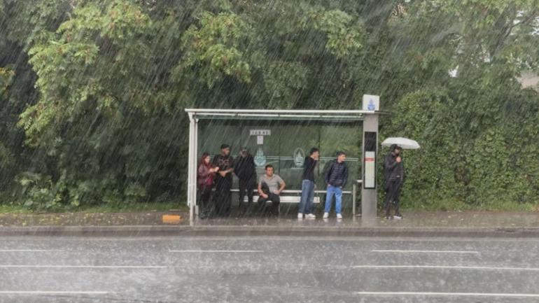 Kağıthane ve Sarıyerde yollar göle döndü; araçlar suyun içinde kaldı