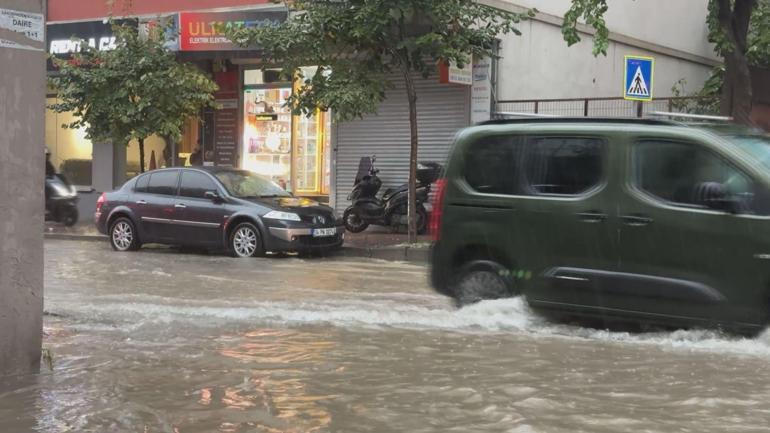 Kağıthane ve Sarıyerde yollar göle döndü; araçlar suyun içinde kaldı