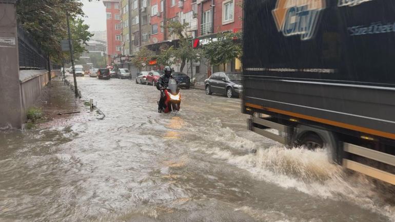 Kağıthane ve Sarıyerde yollar göle döndü; araçlar suyun içinde kaldı