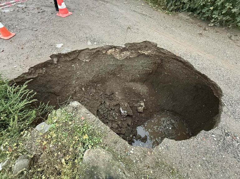 Çanakkale’de yol çöktü, tekneler karaya vurdu