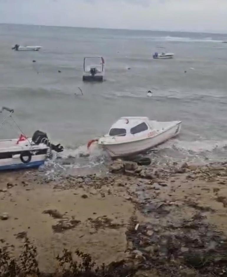 Çanakkale’de yol çöktü, tekneler karaya vurdu