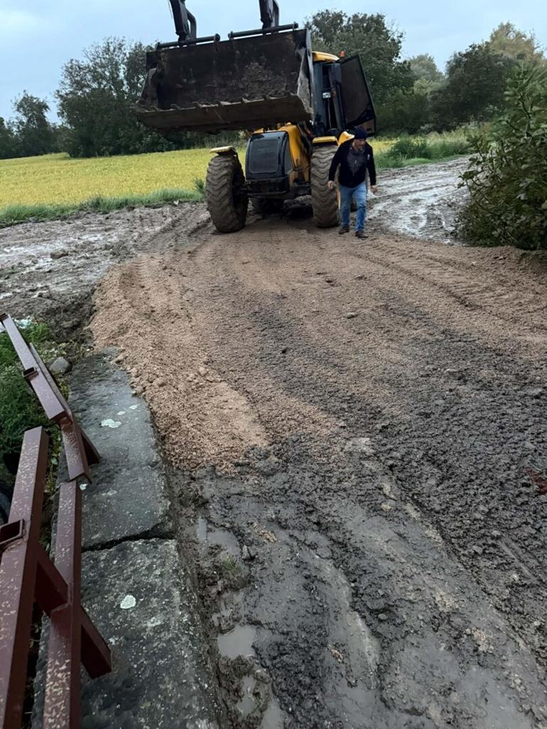 Çanakkale’de yol çöktü, tekneler karaya vurdu