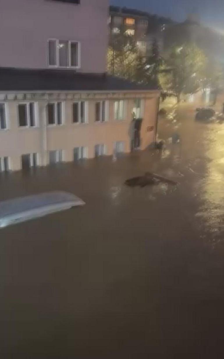 Sarıyerde yağış nedeniyle sürüklenen araçlar kamerada