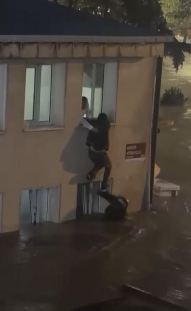 Sarıyerde yağış nedeniyle sürüklenen araçlar kamerada