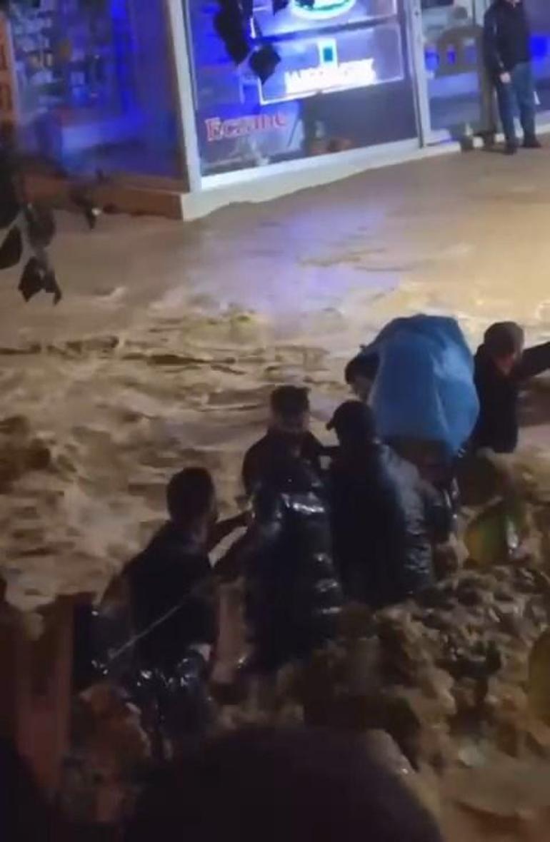 Sarıyerde yollar göle döndü; sokağa halat gerip karşıya geçtiler