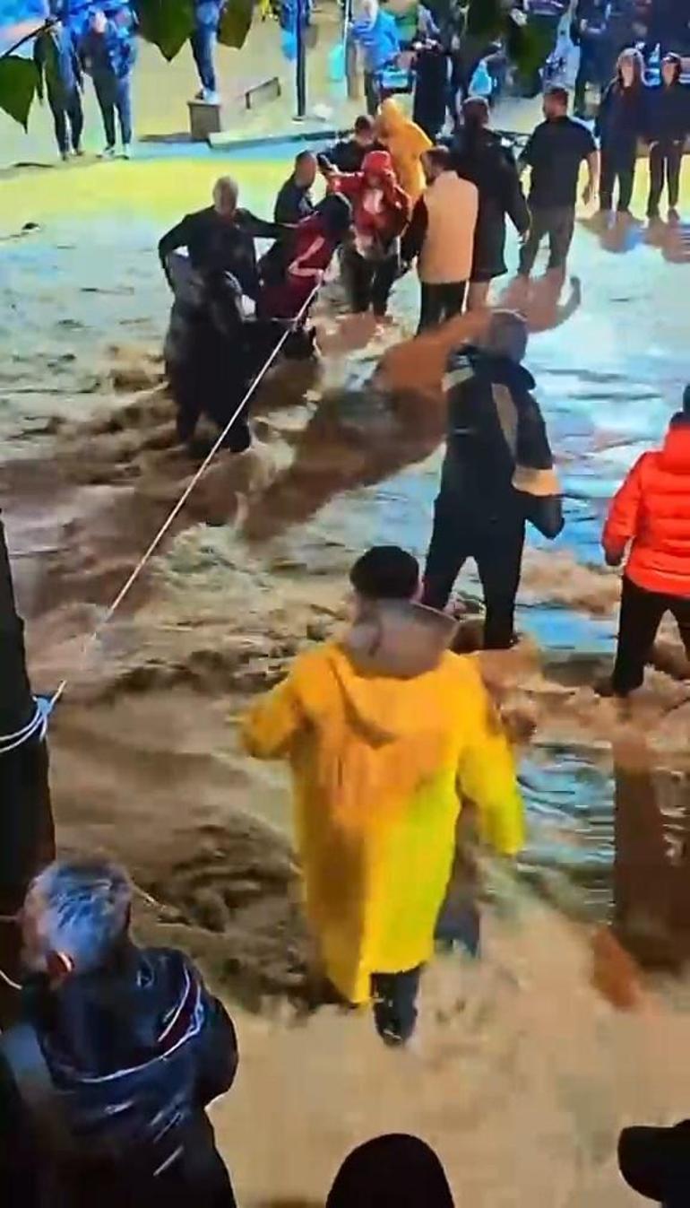 Sarıyerde yollar göle döndü; sokağa halat gerip karşıya geçtiler