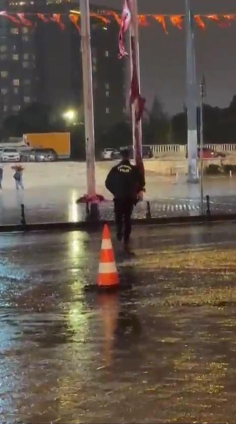 Taksim Meydanında yere düşen Türk bayrağını polis kaldırdı
