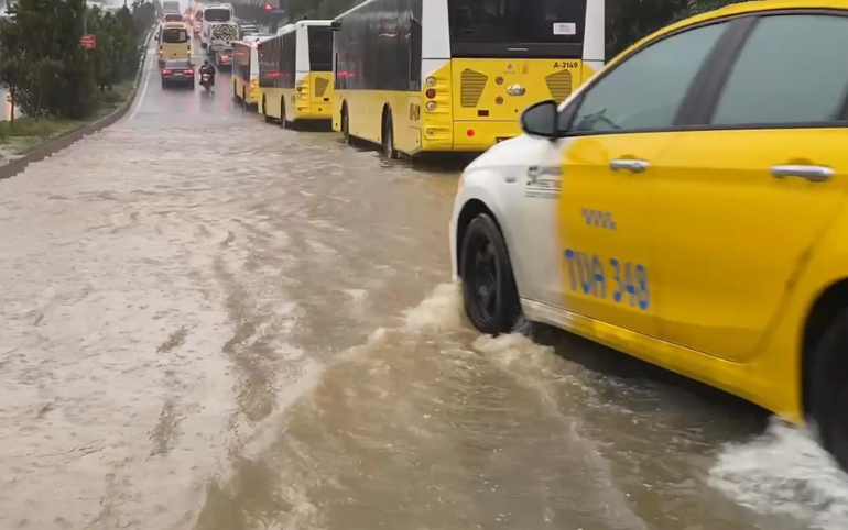 Esenler’de sağanakta caddeleri su bastı