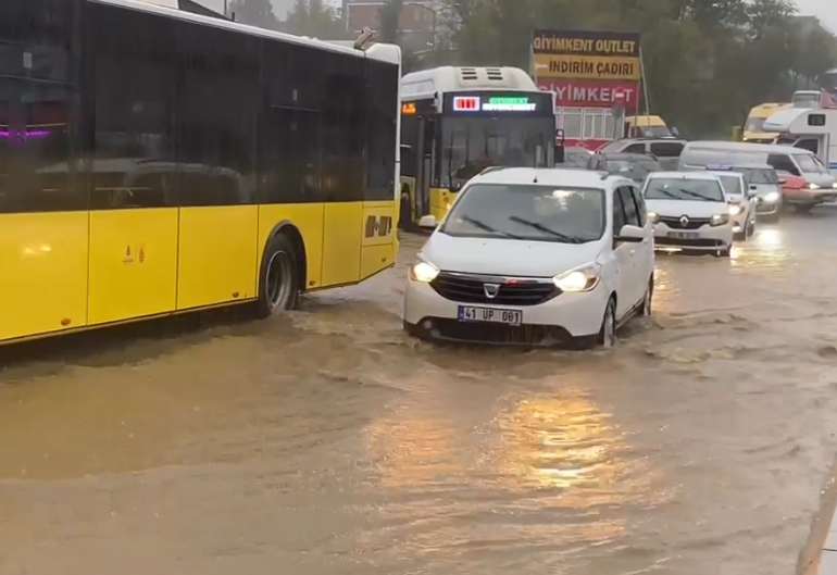 Esenler’de sağanakta caddeleri su bastı