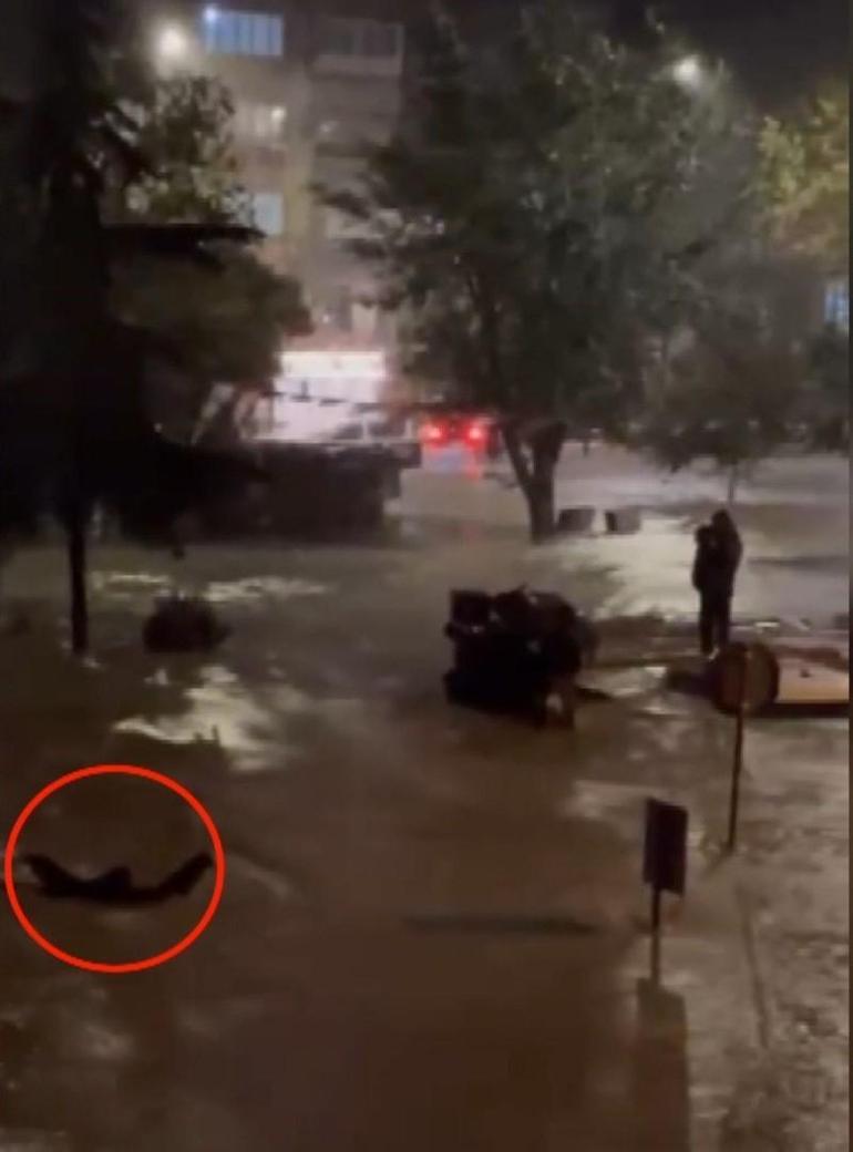 Sarıyerde göle dönen caddede akıntıya kapılmamak için yüzdü