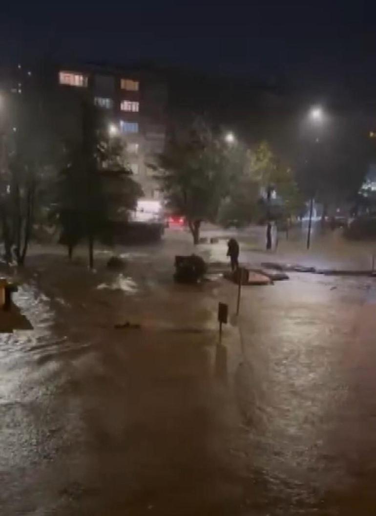 Sarıyerde göle dönen caddede akıntıya kapılmamak için yüzdü