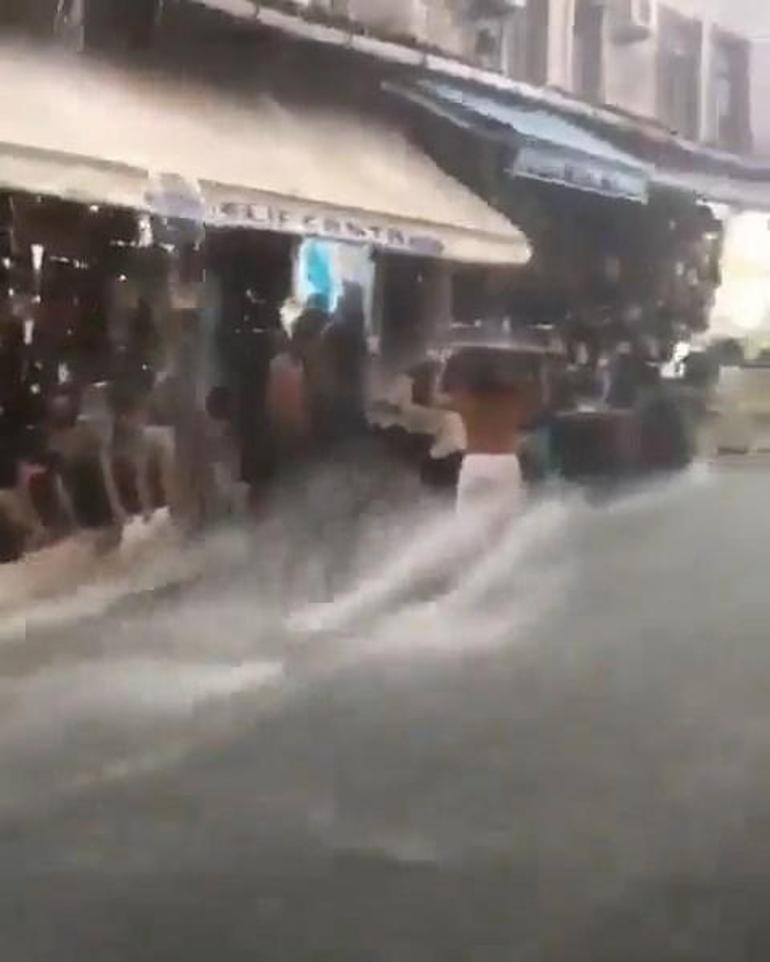 Fatih’te su baskınıyla mücadele eden esnaf akıntıya kapılmaktan son anda kurtuldu