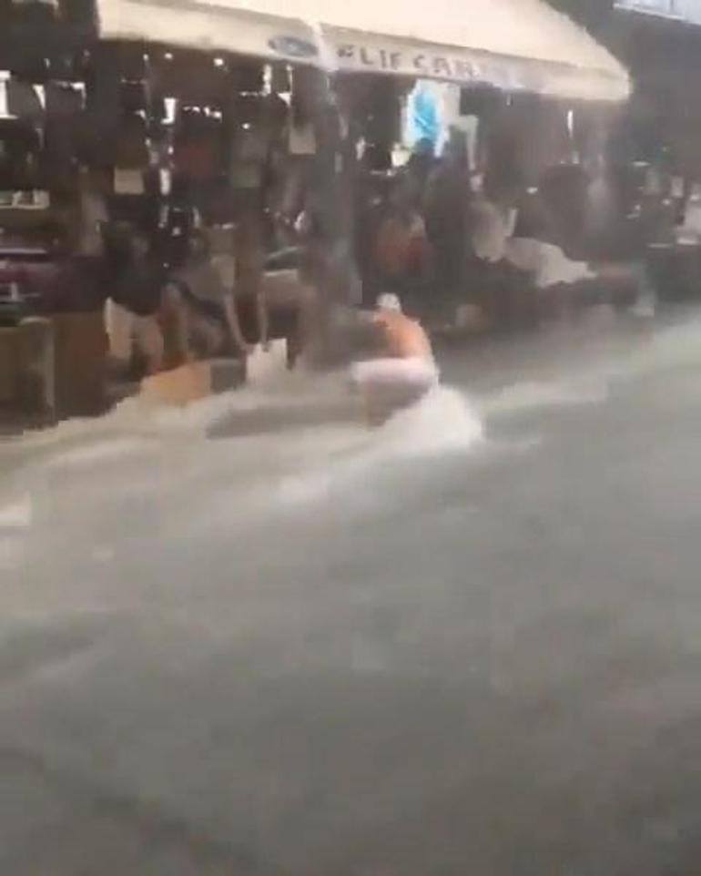 Fatih’te su baskınıyla mücadele eden esnaf akıntıya kapılmaktan son anda kurtuldu