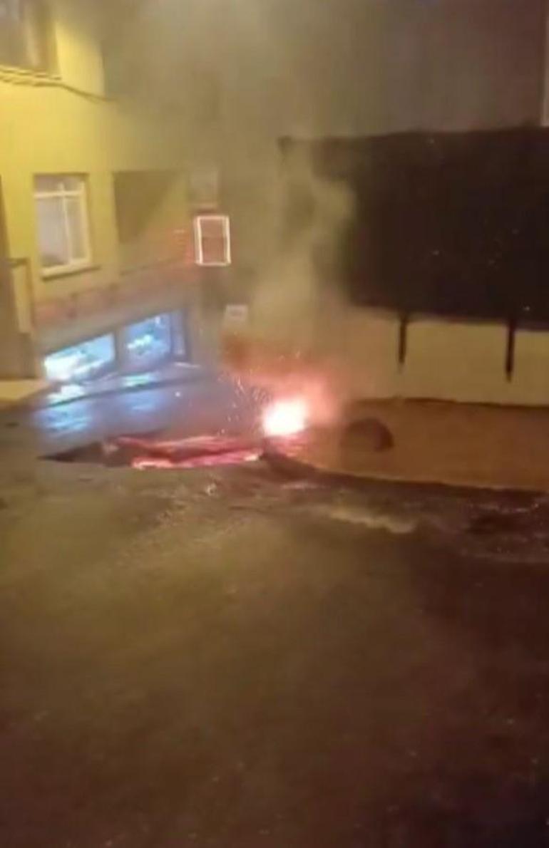Beyoğlunda elektrik kabloları alev alev yandı
