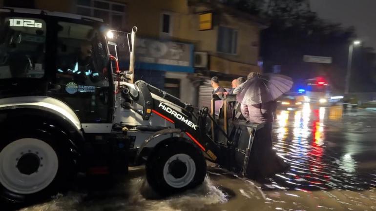 Sarıyer’de sağanak nedeniyle iş yerlerinde mahsur kalan yaklaşık 200 kişi kurtarıldı