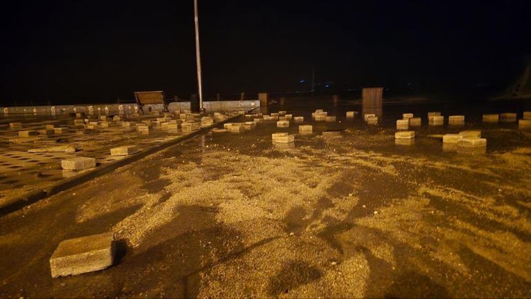 Bursada dev dalgalar sahildeki taşları yerinden söktü