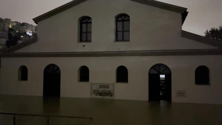 Kağıthane’de dere taştı; tarihi Sadabad Camiini su bastı
