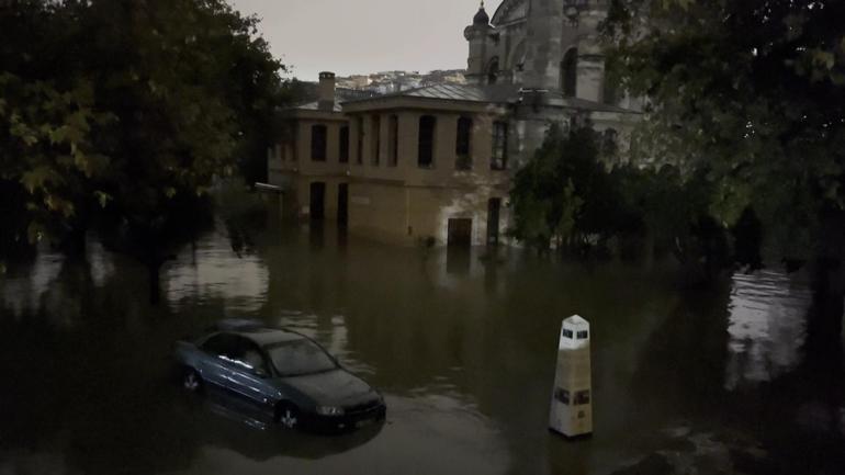 Kağıthane’de dere taştı; tarihi Sadabad Camiini su bastı