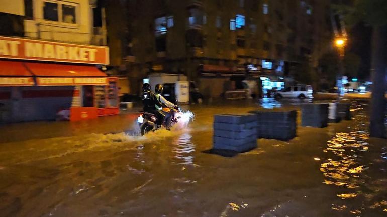 Adanada sağanak; yollar göle döndü