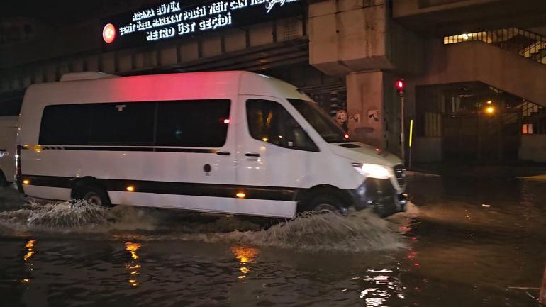 Adanada sağanak; yollar göle döndü
