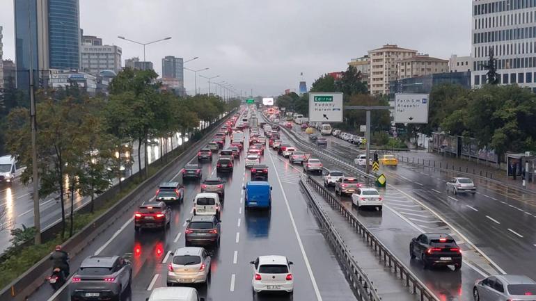 Kadıköyde sağanak sonrası trafik yoğunluğu