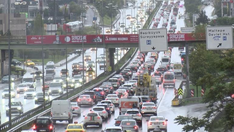 İstanbulda sağanak; yollar göle döndü