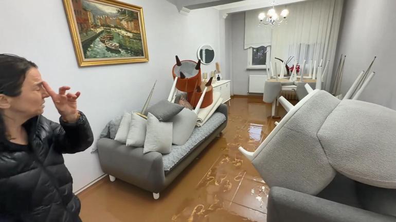 İstanbulda sağanak; yollar göle döndü