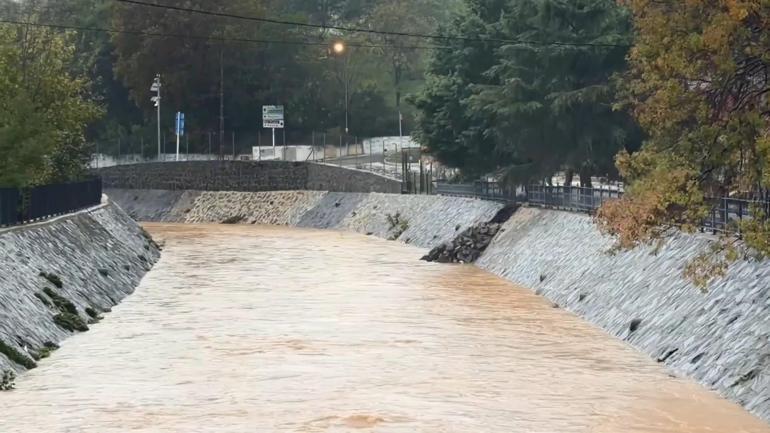 İstanbulda sağanak; yollar göle döndü