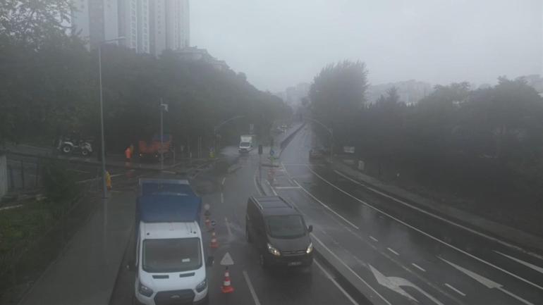 İstanbulda sağanak; yollar göle döndü