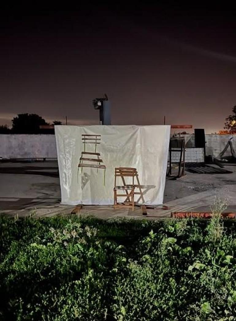 İçine dolaşım sistemini temsilen bulaşık teli koyduğu büstün MR’ını çekip sergiledi
