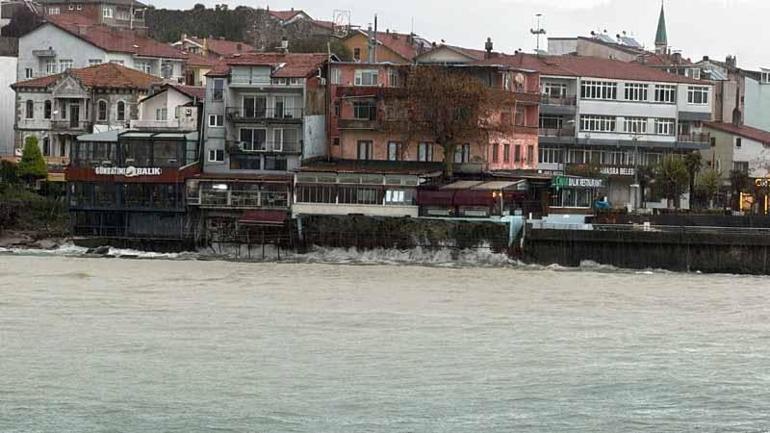 Amasrada fırtına; dalga boyu 2 metreye ulaştı