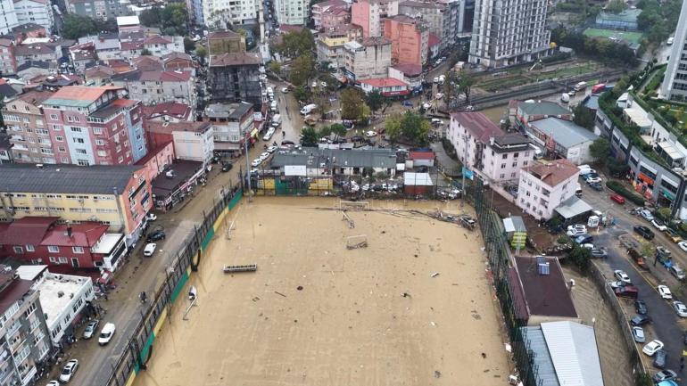 İstanbulda sağanak; yollar göle döndü