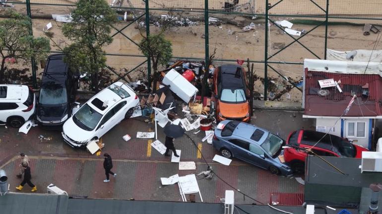 İstanbulda sağanak; yollar göle döndü