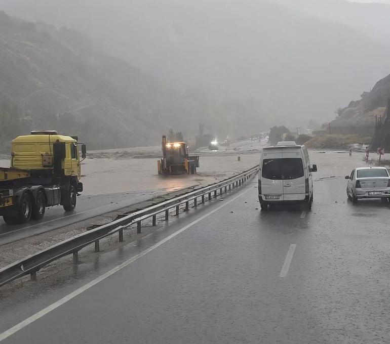 Erzincan’da sağanak sele neden oldu; Erzurum kara yolu tek yönlü ulaşıma kapatıldı