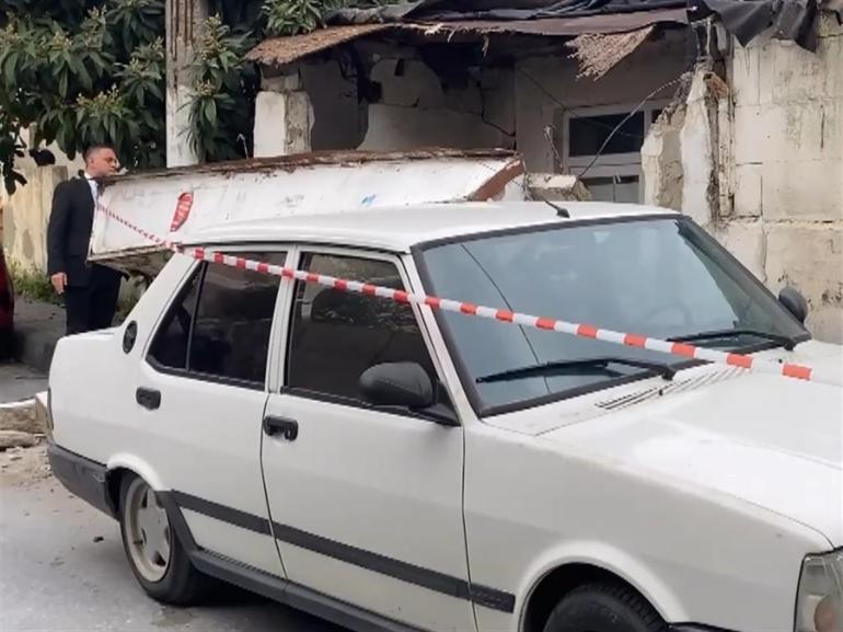 Küçükçekmece’de evin duvarı park halindeki aracın üzerine devrildi