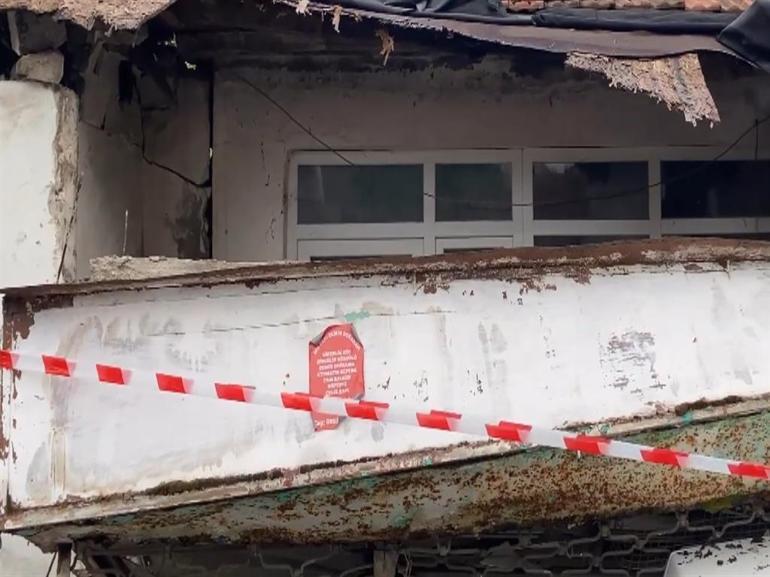 Küçükçekmece’de evin duvarı park halindeki aracın üzerine devrildi