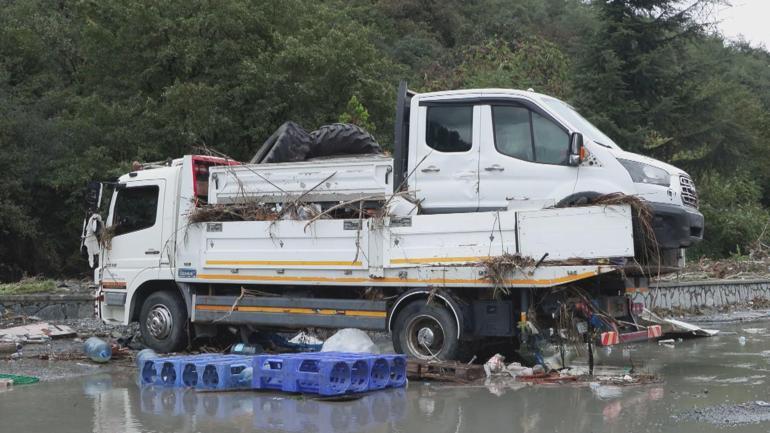 Ayazağada sel nedeniyle aracında mahsur kalan sürücü: Araç 1 kilometre sürüklendi